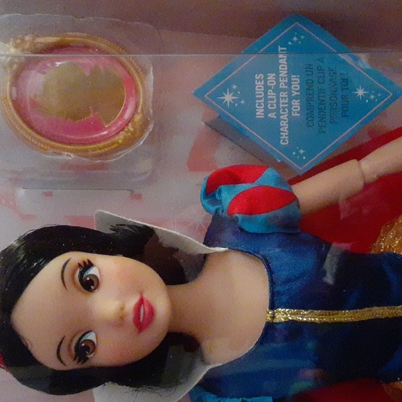 Disney Princess 12" Classic Snow White Doll w/Magic Mirror Pendant - Picture 4 of 10